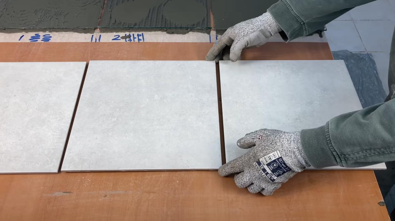 Как правильно наносить клей для правильной укладки плитки