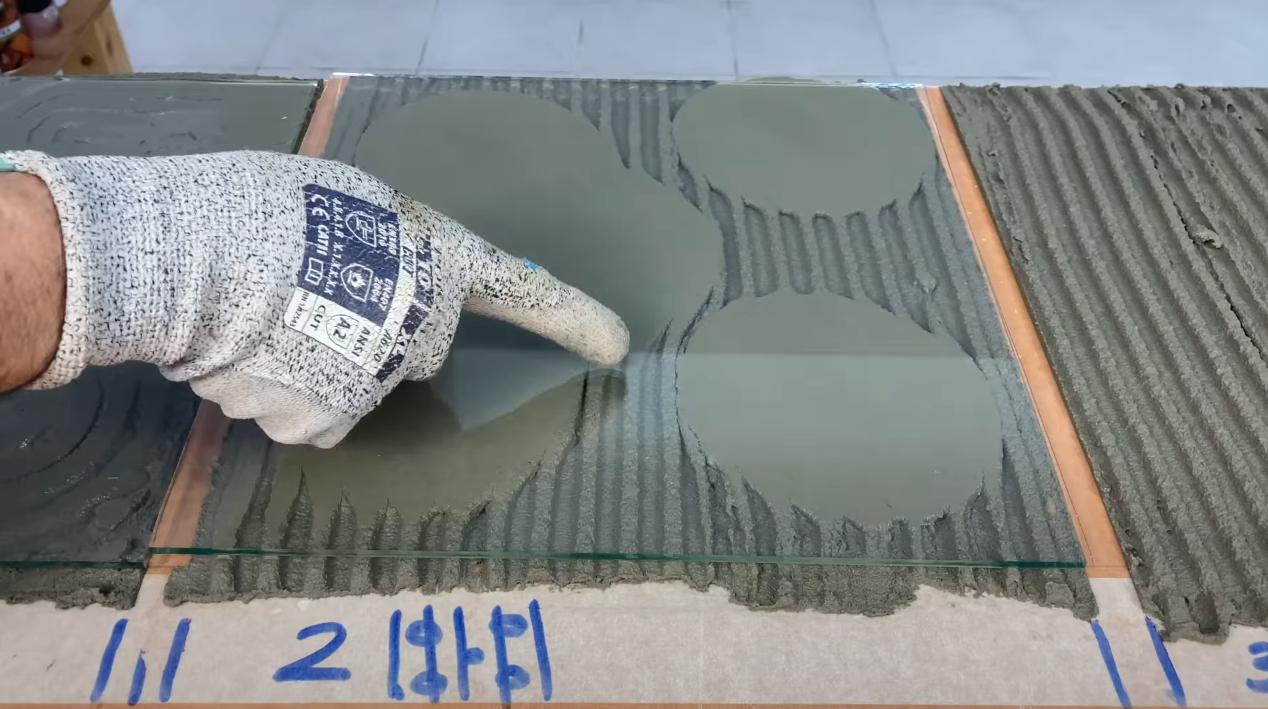 Как правильно наносить клей для правильной укладки плитки