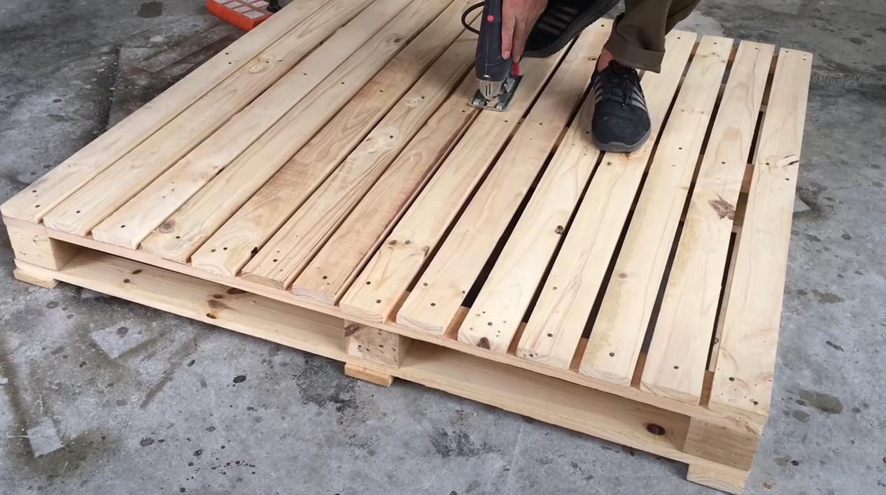 Как сделать садовую скамейку из деревянного поддона