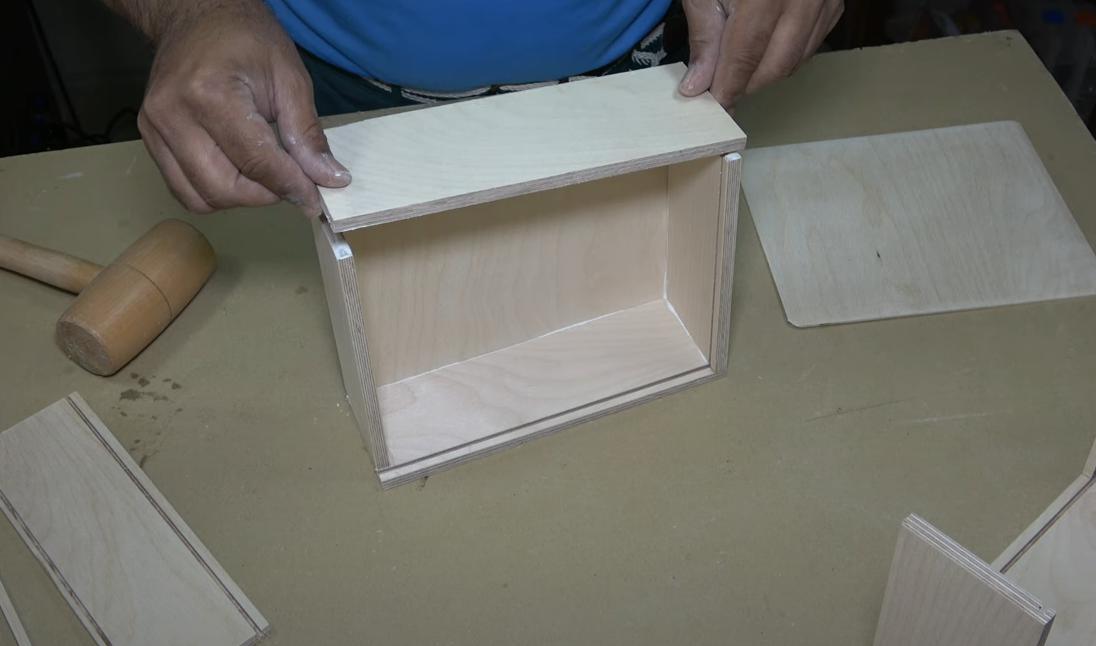 Складной деревянный ящик для инструментов