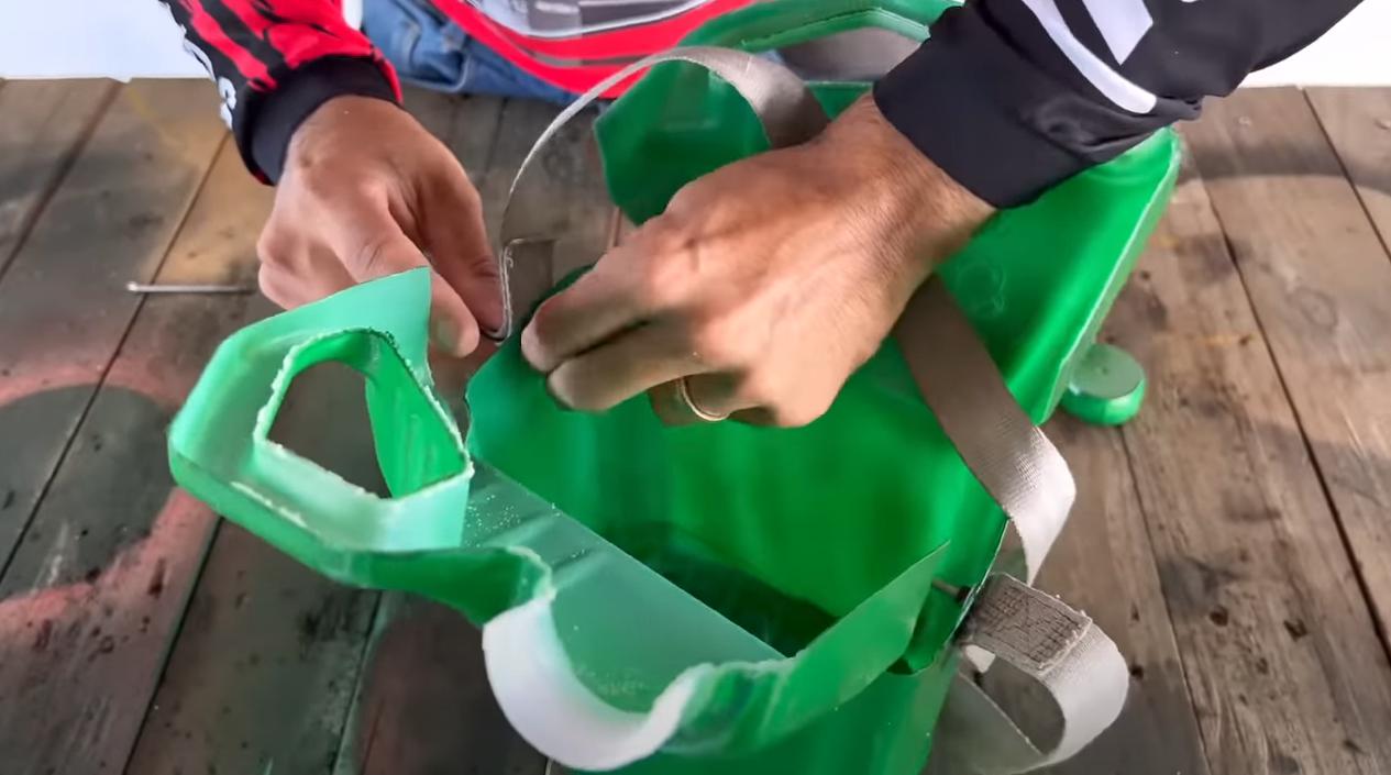 Как сделать переноску для инструментов из пластиковой канистры