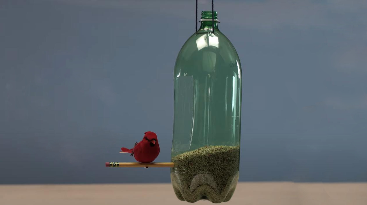 Самодельная кормушка для птиц из пластиковой бутылки